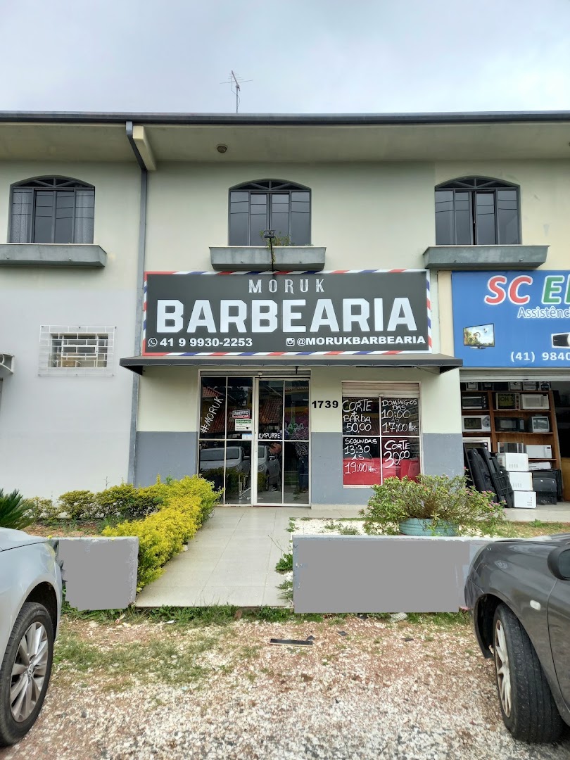 Fachada da Barbearia Moruk durante o dia, no número 1739 da rua